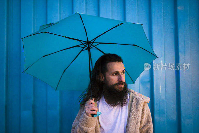 带着伞的长头发男人