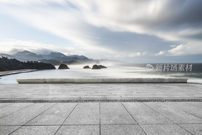 海上的空停车场，对着天空