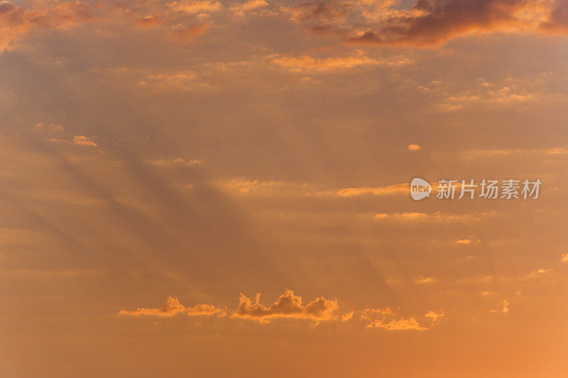 在gulluk湾的日落，博德鲁姆穆格拉土耳其的天空