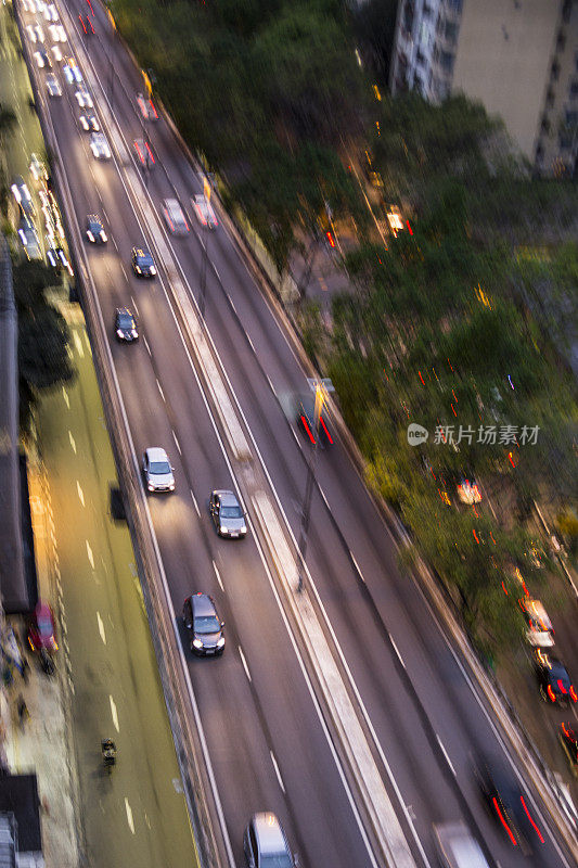 黄昏时分圣保罗大街上的交通