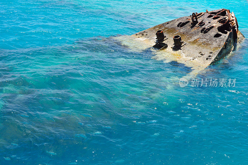 百慕大岛上一艘部分沉没的船只