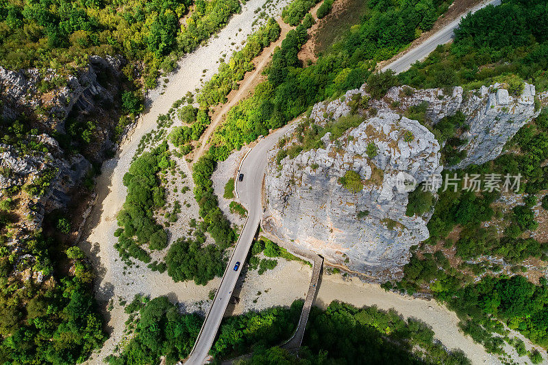 希腊扎哥罗科里亚的维克斯峡谷的石桥。