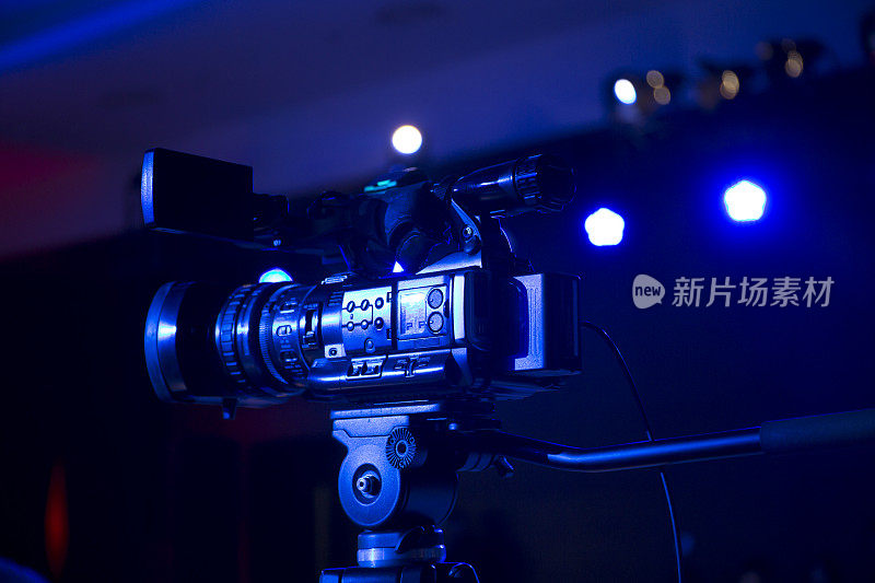在蓝光下，电视摄像机的特写镜头。