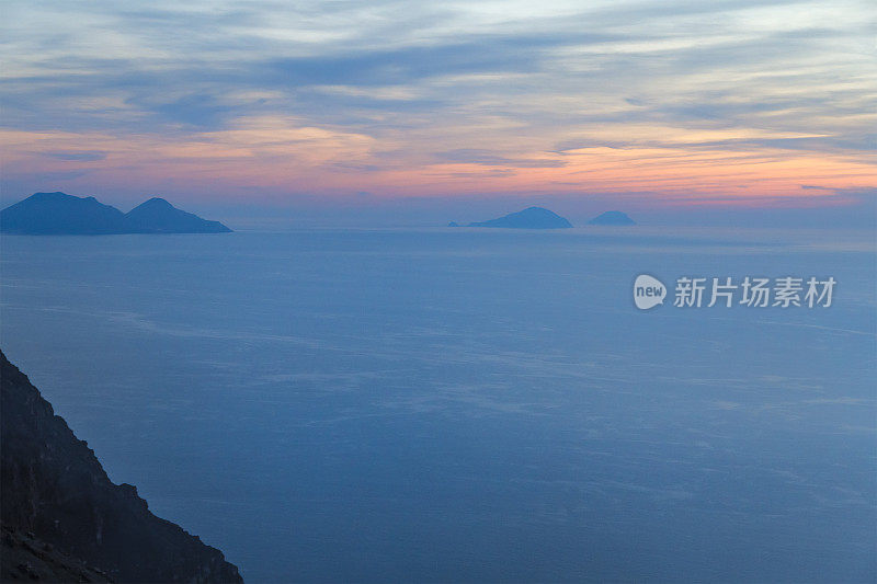 斯特龙博利火山日落-埃奥利亚群岛，西西里岛，意大利