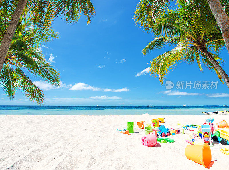 热带海滩上的沙滩玩具