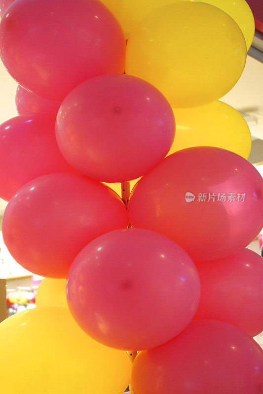 红色和黄色的气球拱门