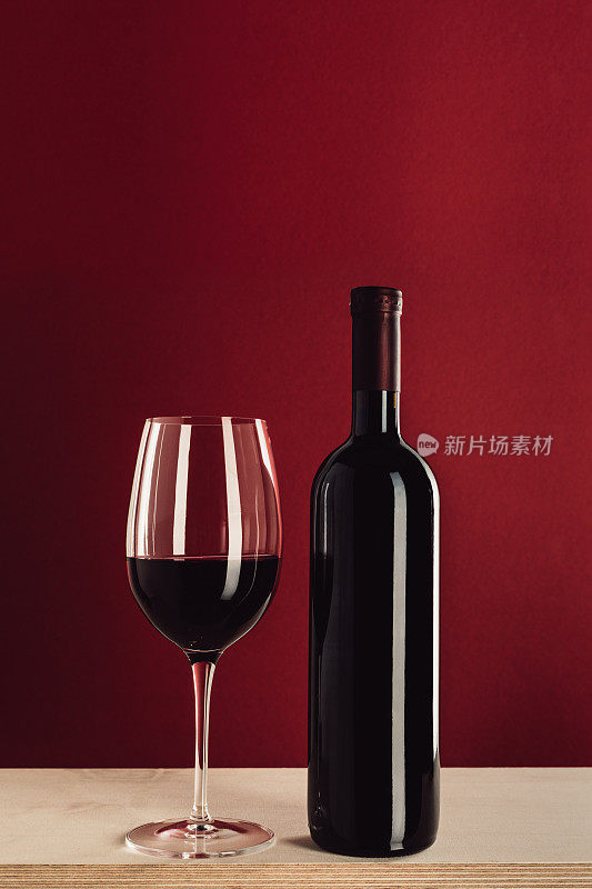玻璃杯和瓶子里的红酒