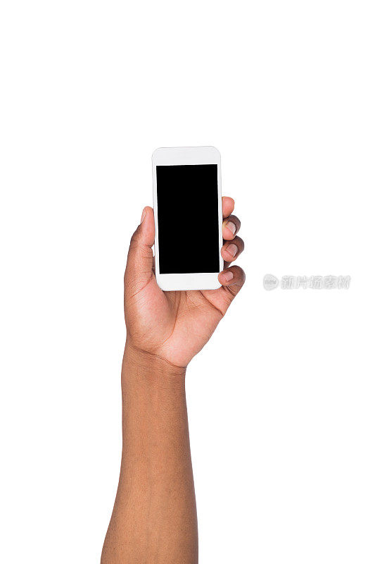黑色的手拿着智能手机在孤立的白色背景
