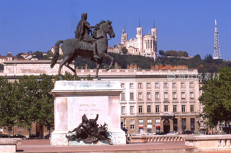 仰望巴黎圣母院Fourvière大教堂在法国里昂市的一座山的一边，从贝勒库尔广场或中央广场由路易四世的雕像法国