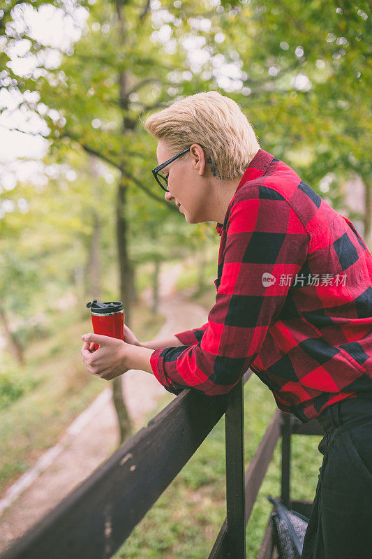 老门廊上的女人