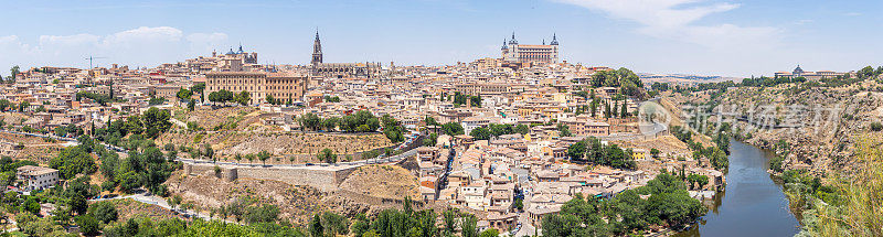 西班牙托莱多市和城堡的空中全景图