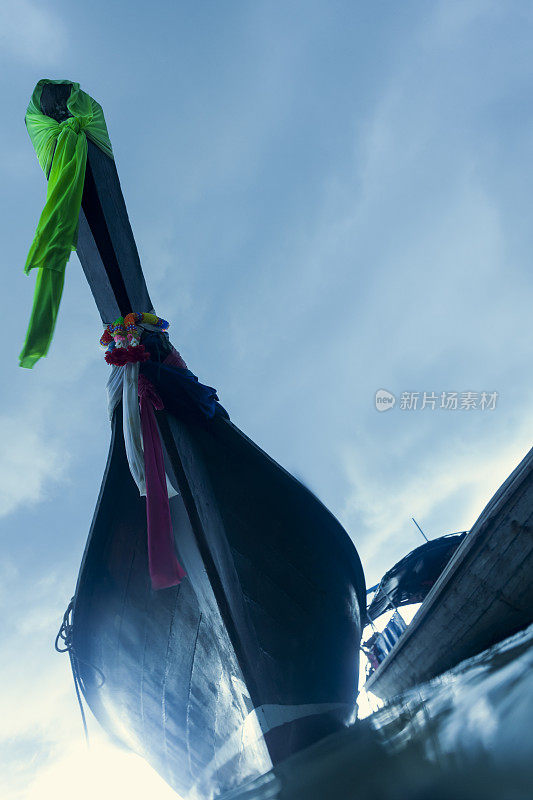 泰国甲米，拉伊雷海滩上的乌云和长尾船