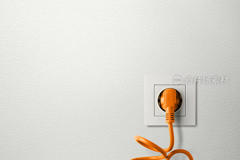 电源插头插在白墙上