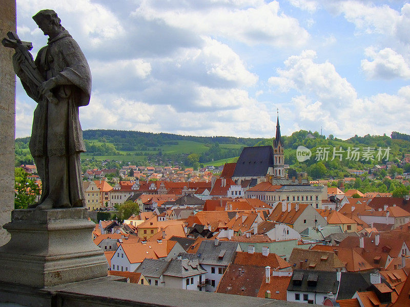捷克共和国波西米亚中世纪哥特式和巴洛克式城市，切斯基克鲁姆洛夫城市全景和老城屋顶瓦片