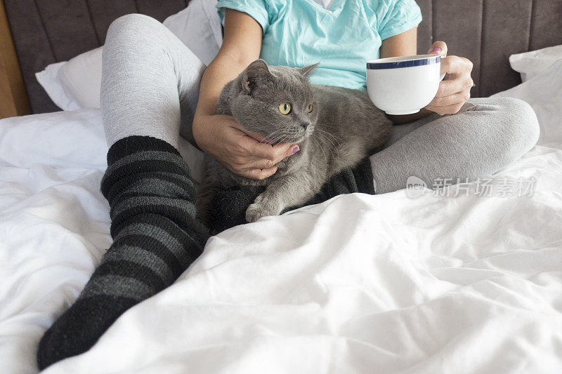 家里有只猫和咖啡的女人
