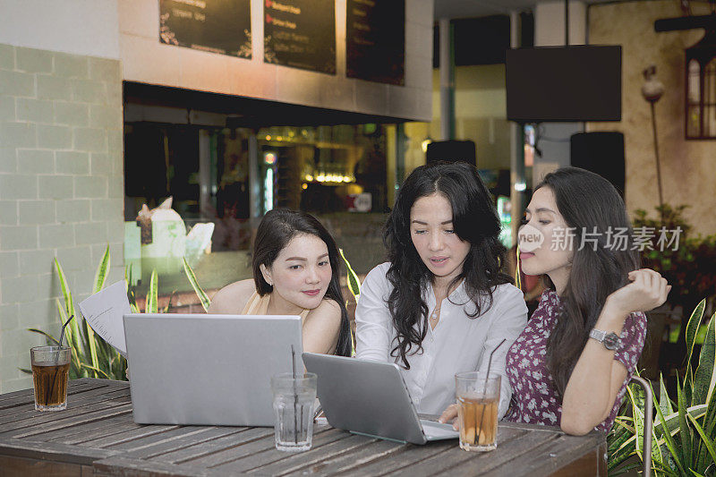 女学生在咖啡馆用笔记本电脑学习