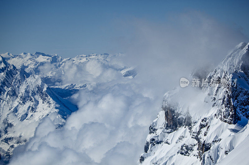 瑞士阿尔卑斯山的云景