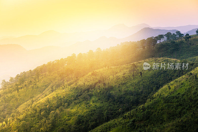 泰国北部的山景，日出和薄雾