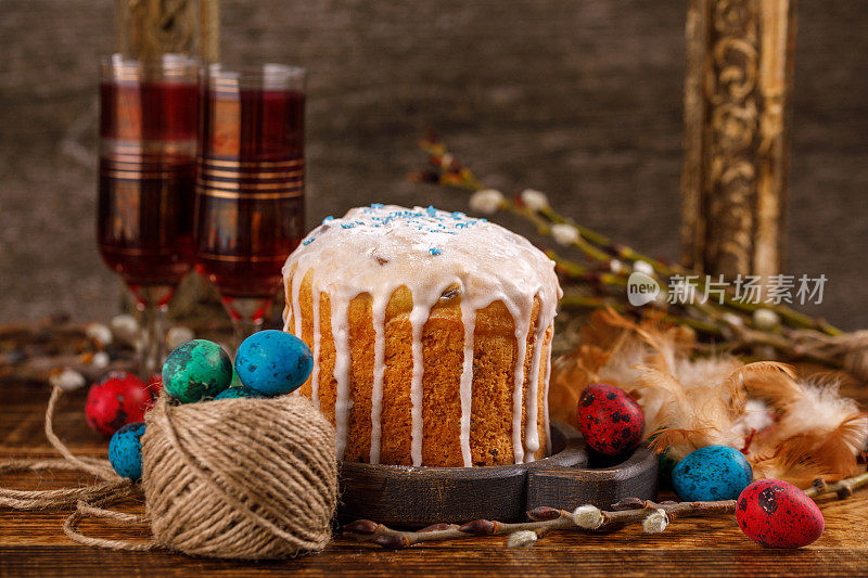 乡村风格的基督教节日复活节食物照片。桌上摆满了复活节蛋糕和彩绘彩蛋。