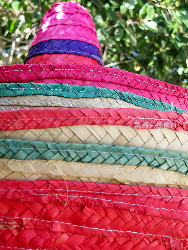 墨西哥阿库马尔加勒比海滩出售的彩色宽边帽