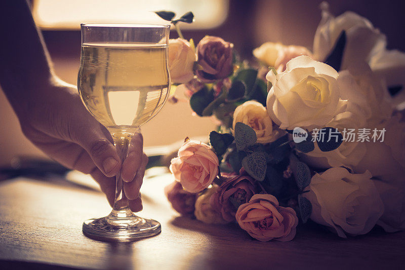 新娘花束和一杯香槟