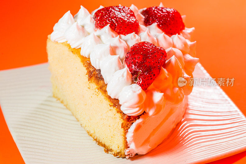 一份香草蛋糕，上面淋上草莓和奶油