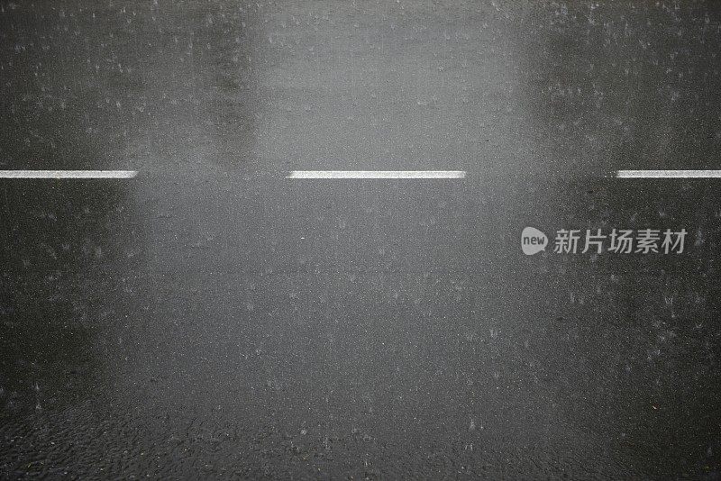 路上下着倾盆大雨