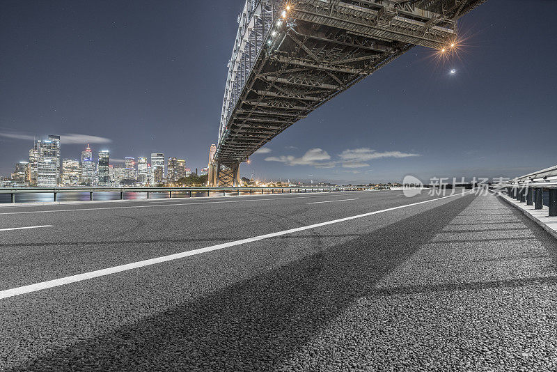 澳大利亚悉尼海港大桥下的空公路
