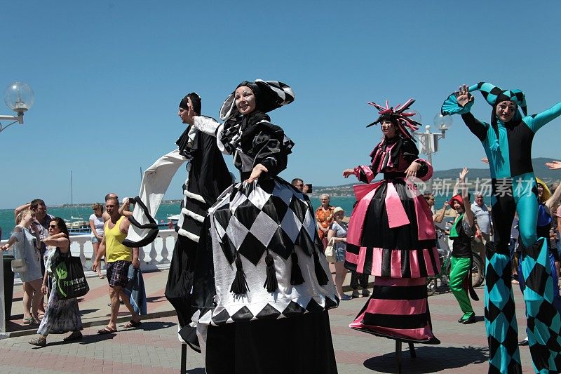 俄罗斯格连兹克——2015年6月6日:格连兹克狂欢节上的舞者。