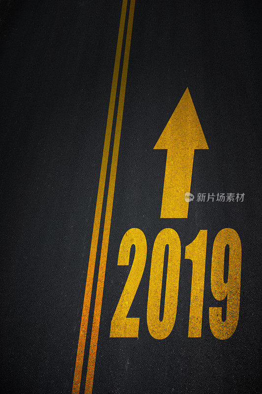 2019年的文字与箭头标志在柏油路上