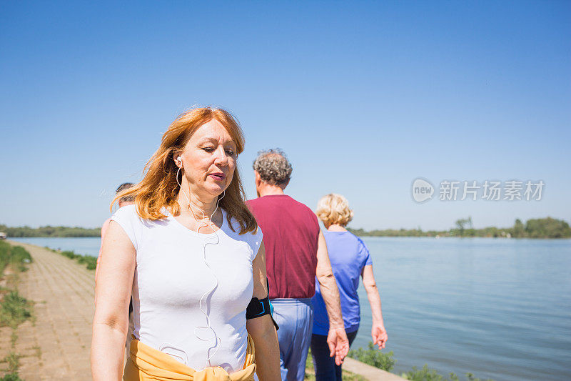 在户外进行体育活动的老年妇女