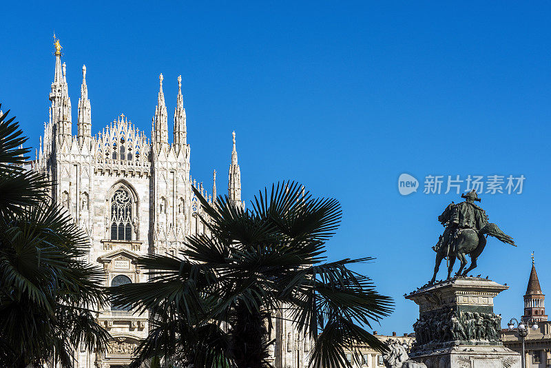 大教堂广场上有维克多·伊曼纽尔二世的雕像。米兰,意大利