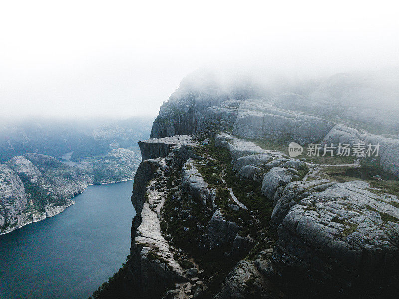 挪威大雾弥漫的布道石悬崖和吕瑟峡湾的鸟瞰图