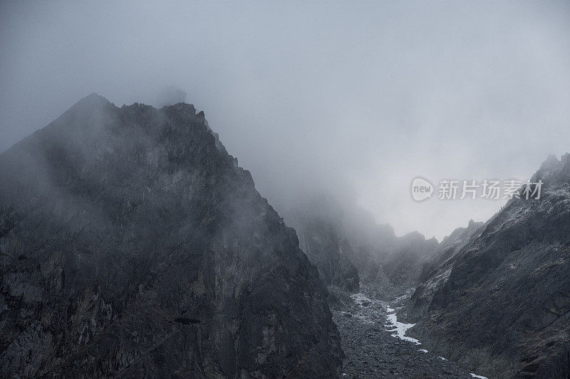 黑暗的山峰在雾中