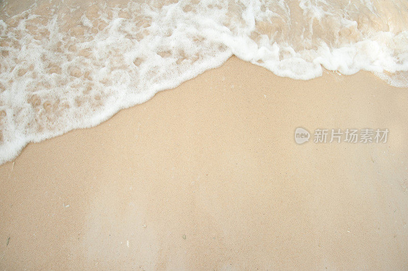 柔和的海浪拍打着美丽的沙滩