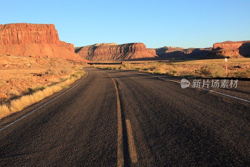 通往犹他州峡谷地国家公园的针叶大道