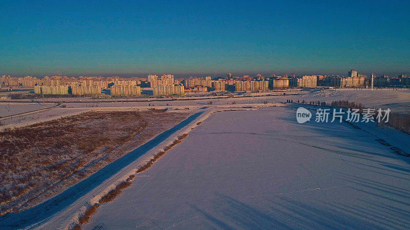 城市的远程全景低空鸟瞰图