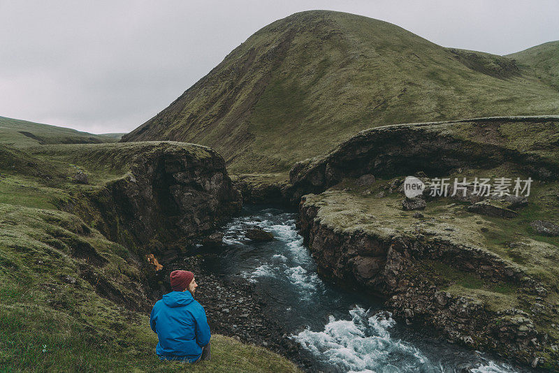 冰岛山间流淌的河流美景