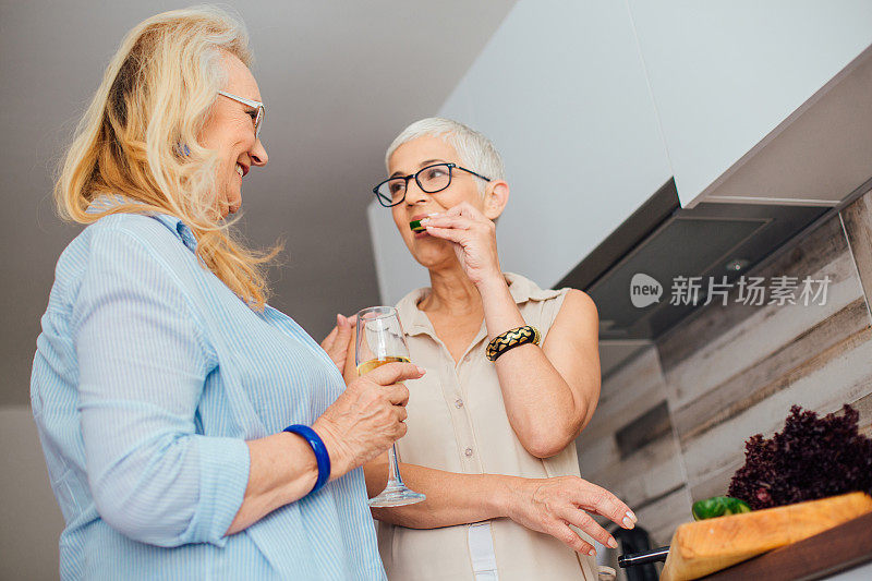 老女人在厨房喝酒