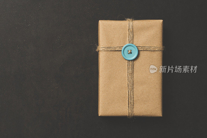 礼物包装与棕色纸黑色纹理的背景