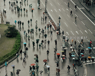 巴塞罗那人们撑着雨伞的鸟瞰图