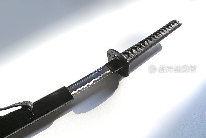 白色背景上的日本武士刀