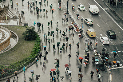 巴塞罗那人们撑着雨伞的鸟瞰图