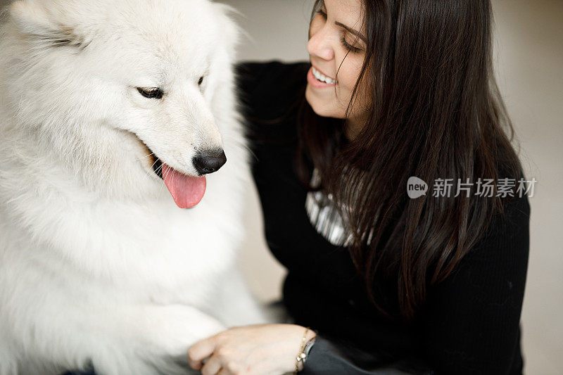 女人拥抱她的狗