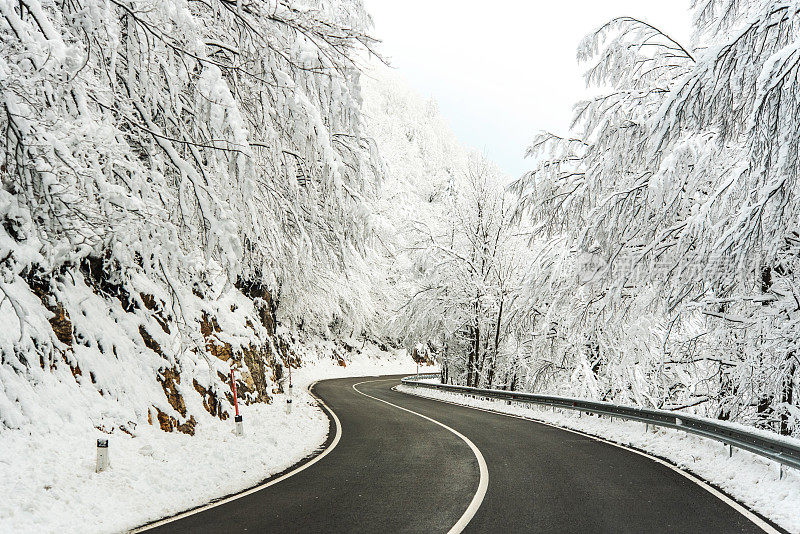 空旷的道路穿过白雪覆盖的景观