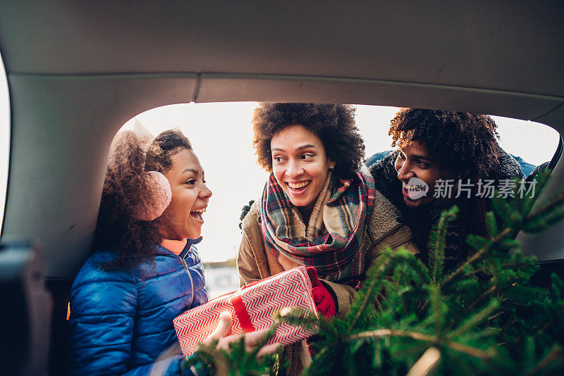 快乐的女孩与圣诞礼物