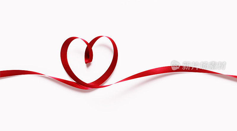 红色丝带在白色背景下形成心形-情人节概念