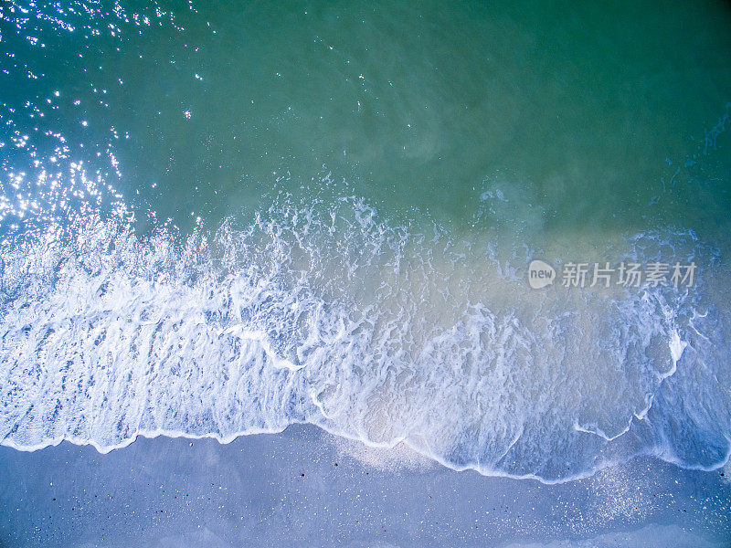 海浪和冲浪的鸟瞰图