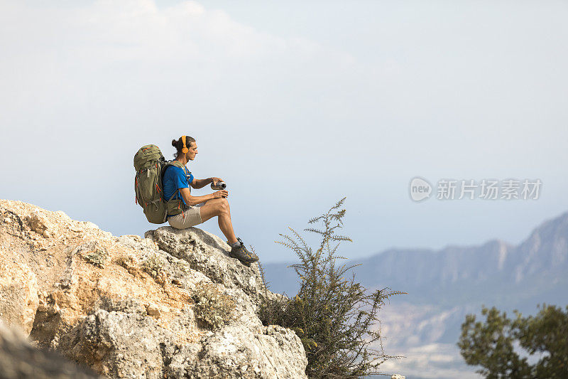 远足者在山上放松