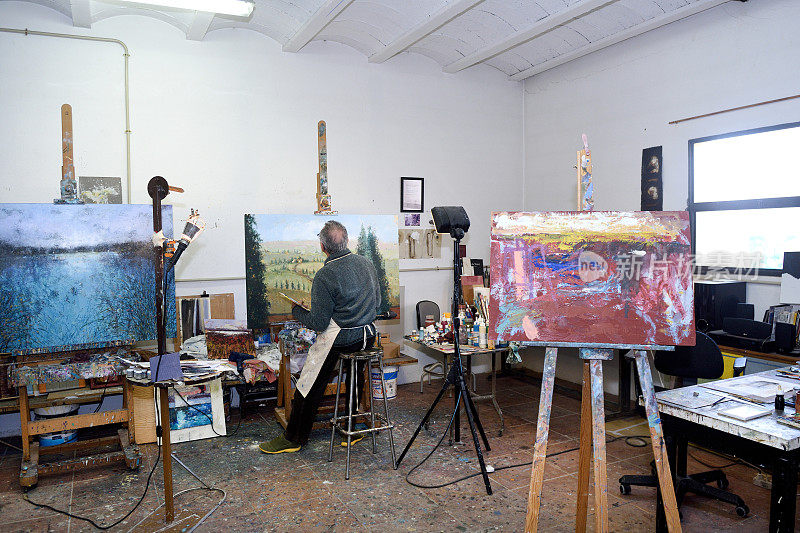 画家在画室里画一幅画的艺术家